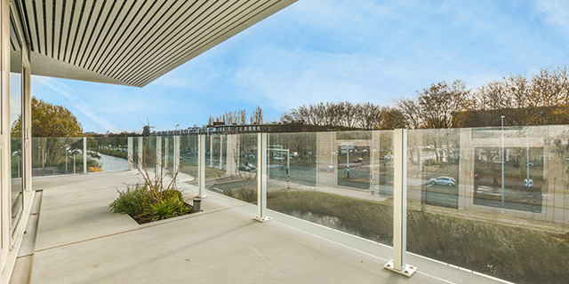 ><p>Advantage of stair railing glass</p>